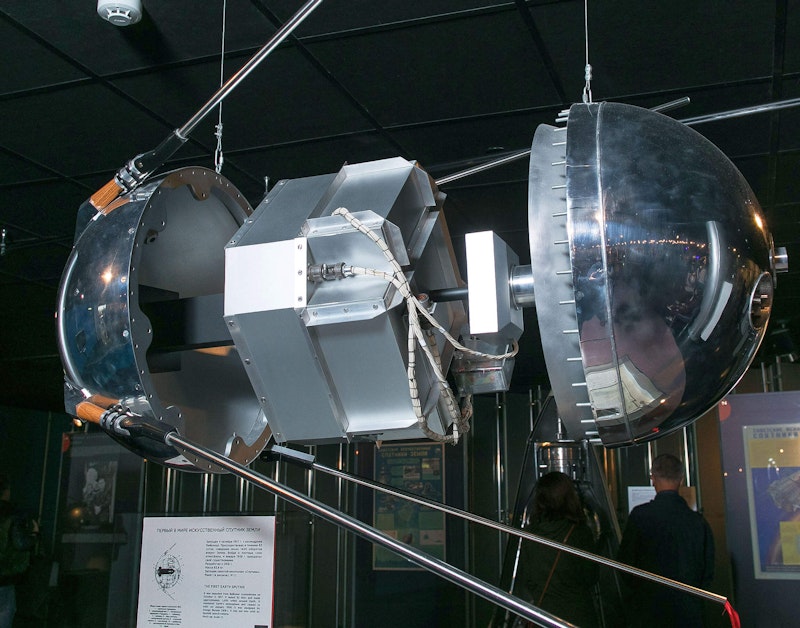 Sputnik 1 (exploderad vy). Музей Космонавтики från Россия, public domain, via Wikimedia Commons