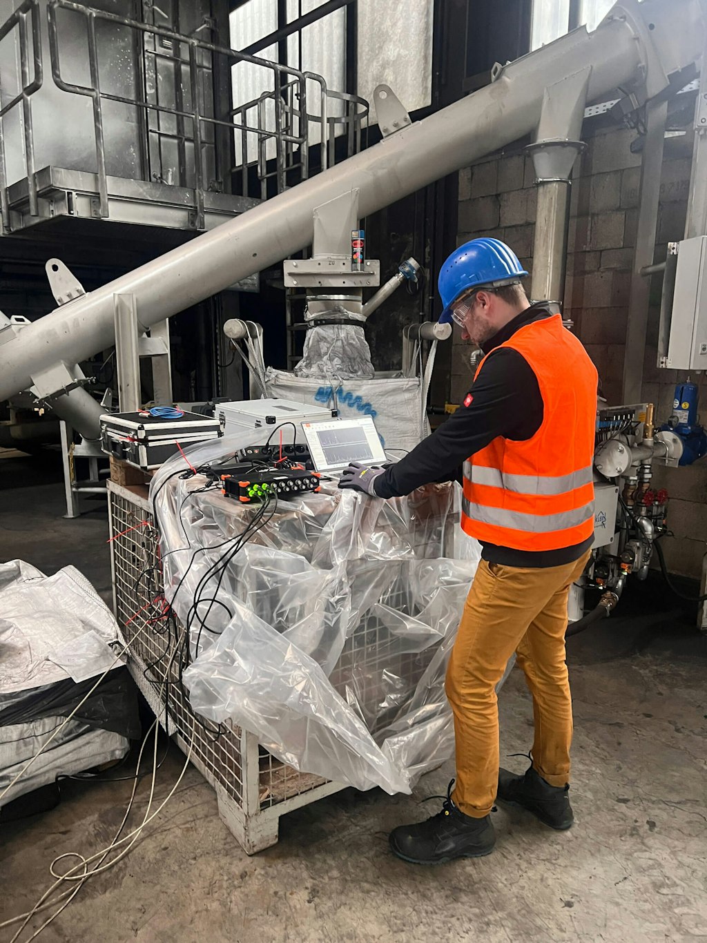 Set up of the data acquisition Dewesoft SIRIUS-HD inside the facility.