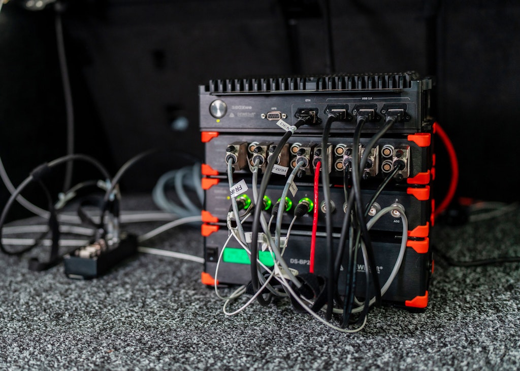 The SIRIUS stack is located in the rear cargo bed. During driving, it is securely fastened in place. From bottom to top: DS-BP2 battery pack, SIRIUS 8xACC module, SIRIUS 8xSTG+ (with eight counters), and a SIRIUS xBOXwe computer.