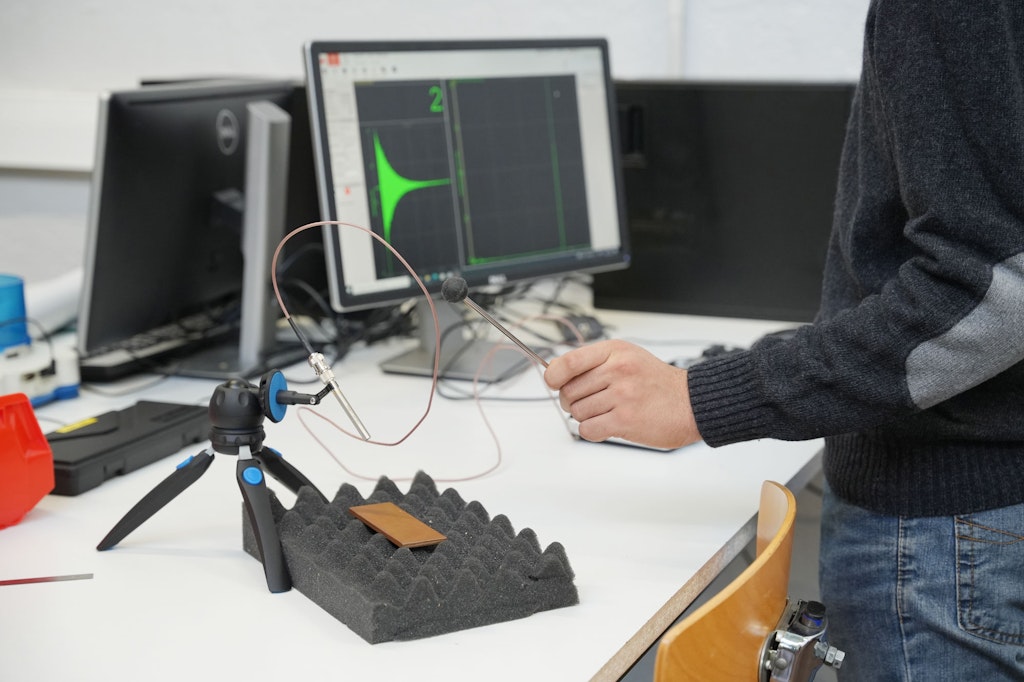 The setup for measuring vibration to evaluate a material's Young's modulus.