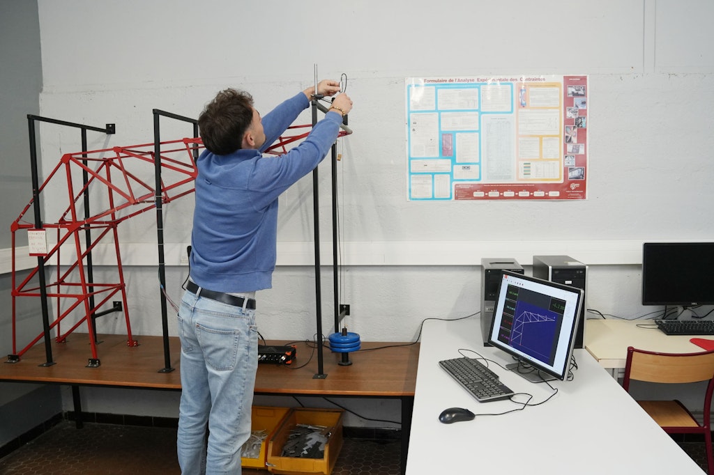 Student adjusting the displacement sensor.