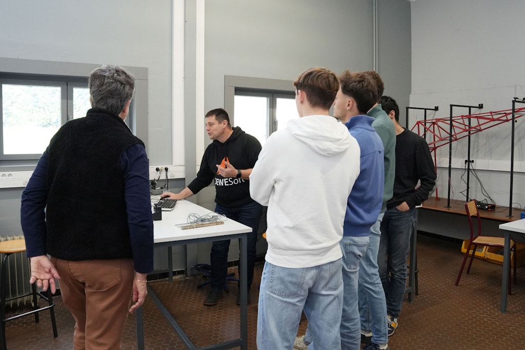 Dewesoft specialist Fabien Jeandenans is introducing the students to DewesoftX.