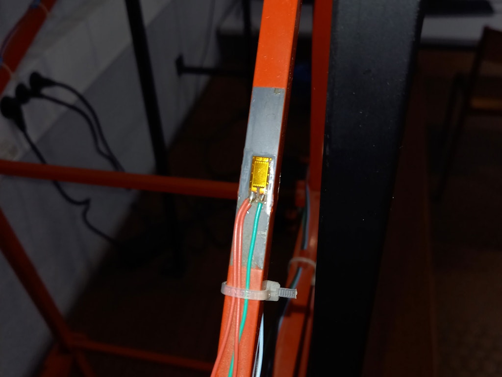 We mounted the strain gauge on the crane's most deformable part.