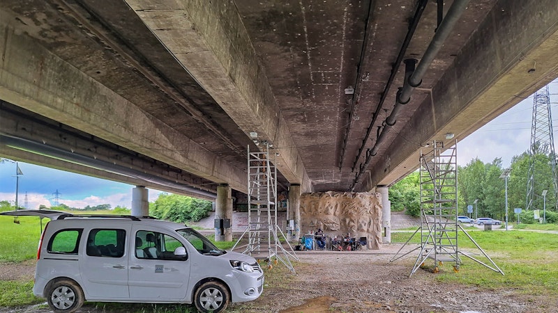 Under the bridge view towards the Ljubljana direction (left) and opposite direction (right). Left and right structures are separated, and we monitor the structure carrying traffic towards Ljubljana
