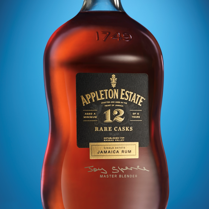 https://www.datocms-assets.com/53554/1639478106-appleton-estate-12-yo-bottiglia.png?auto=format&h=700