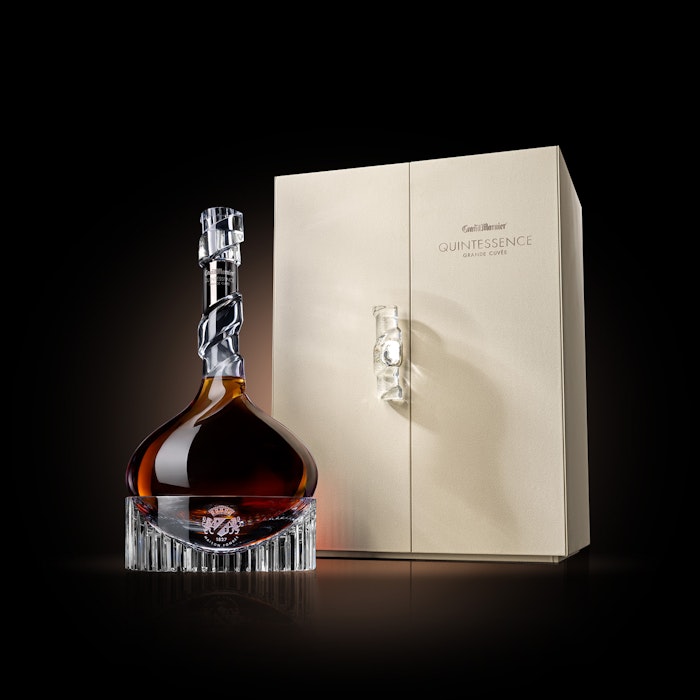 https://www.datocms-assets.com/53554/1646667802-quintessence_coffret_bottle_no-background.jpg?auto=format&h=700