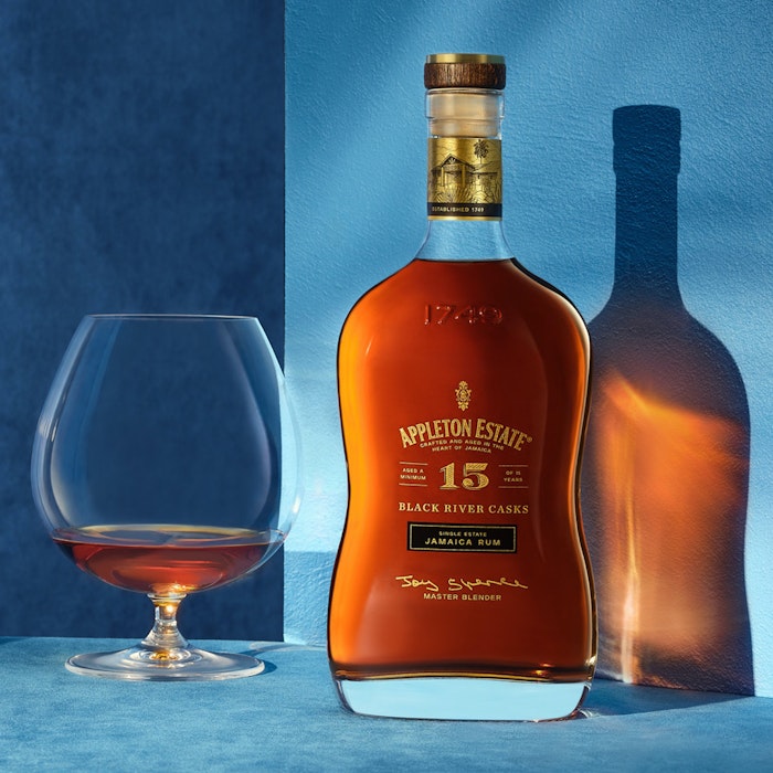 https://www.datocms-assets.com/53554/1650437797-appleton-estate_15yr_01.jpg?auto=format&h=700