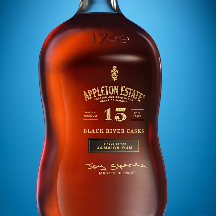 https://www.datocms-assets.com/53554/1650437801-appleton-estate_15yr_02.jpg?auto=format&h=700