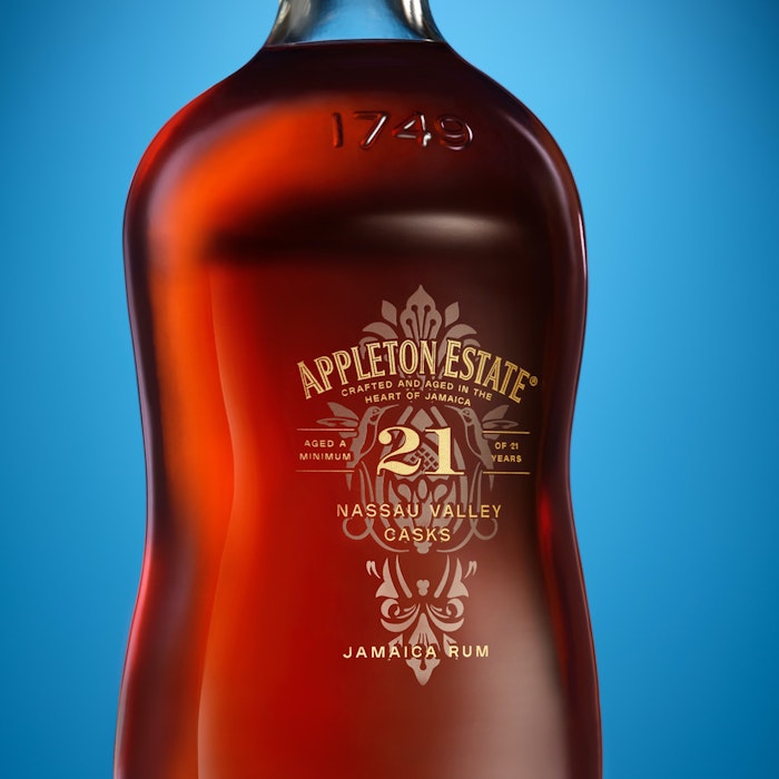https://www.datocms-assets.com/53554/1650438006-appleton-estate_21yr_02.jpg?auto=format&h=700