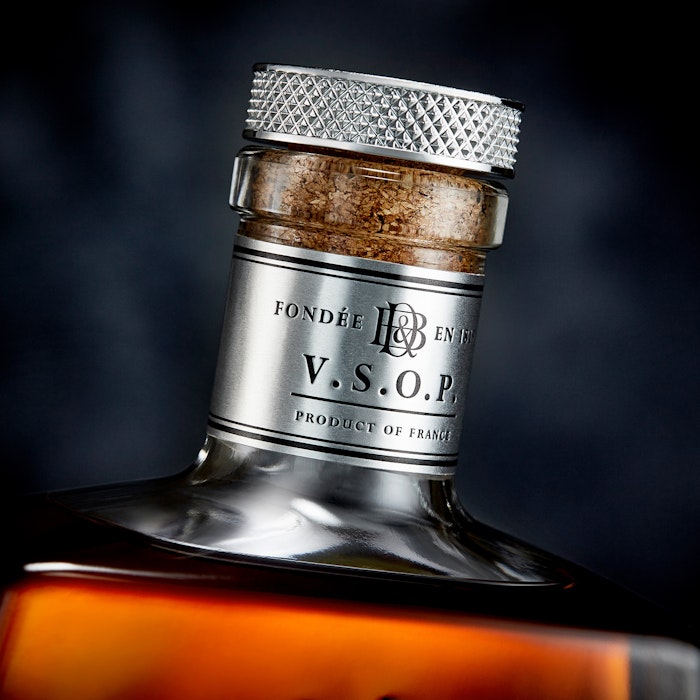 https://www.datocms-assets.com/53554/1650438380-bisquit-dubouche-vsop_03.jpg?auto=format&h=700