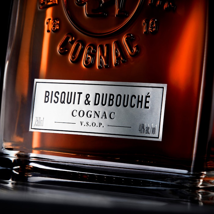 https://www.datocms-assets.com/53554/1650438384-bisquit-dubouche-vsop_04.jpg?auto=format&h=700