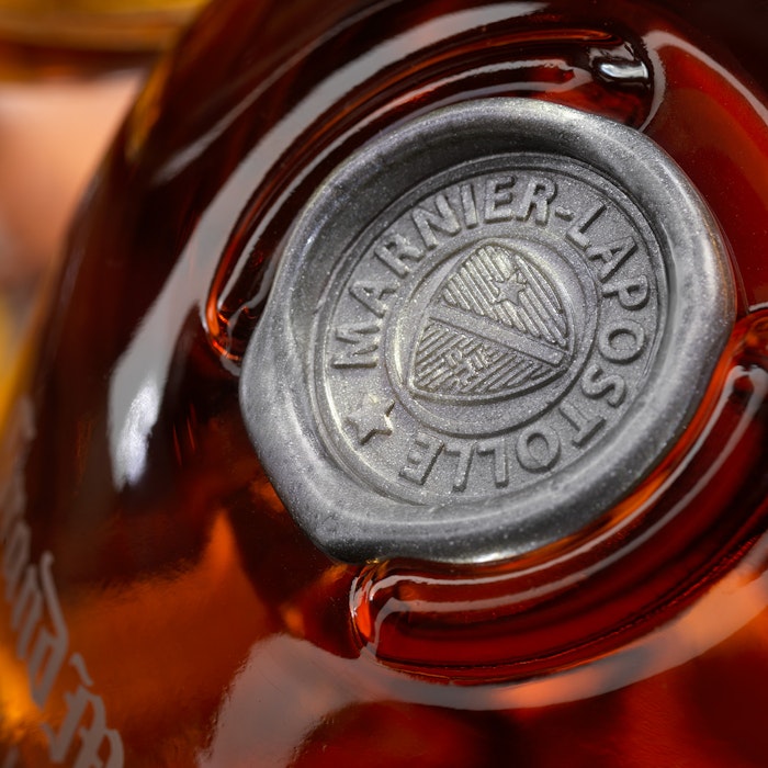 https://www.datocms-assets.com/53554/1651056094-grand-marnier-cuvee-du-centenaire_03.jpg?auto=format&h=700