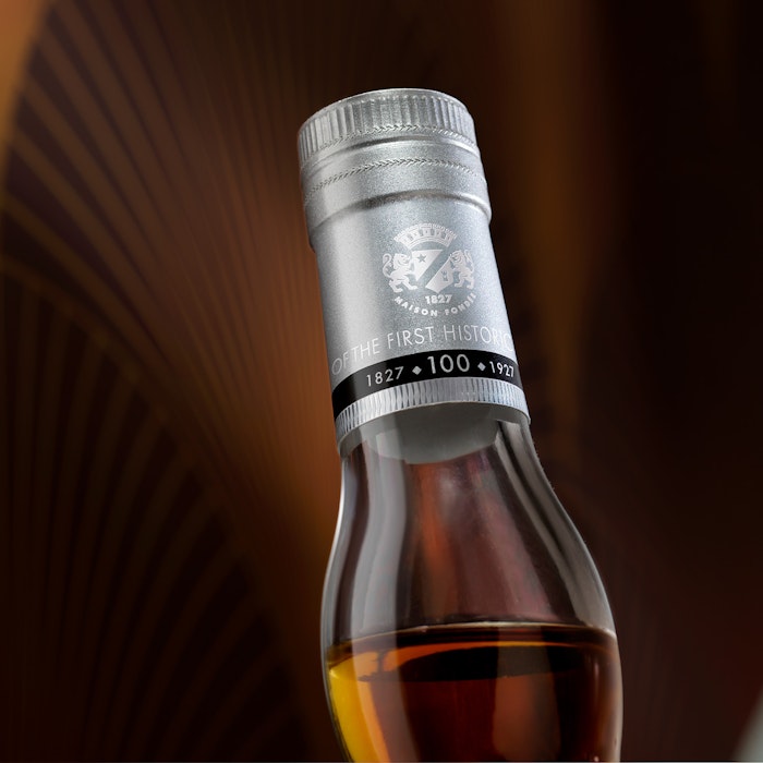 https://www.datocms-assets.com/53554/1651056098-grand-marnier-cuvee-du-centenaire_02.jpg?auto=format&h=700