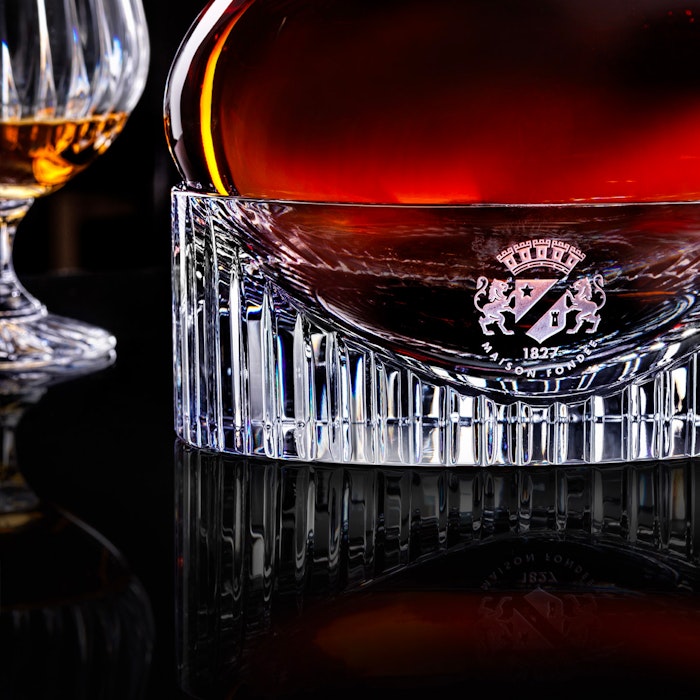 https://www.datocms-assets.com/53554/1651056592-grand-marnier-quintessence_03.jpg?auto=format&h=700
