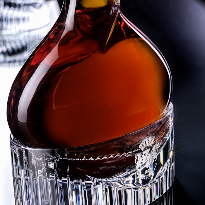 https://www.datocms-assets.com/53554/1651056599-grand-marnier-quintessence_02-1.jpg?auto=format&h=700