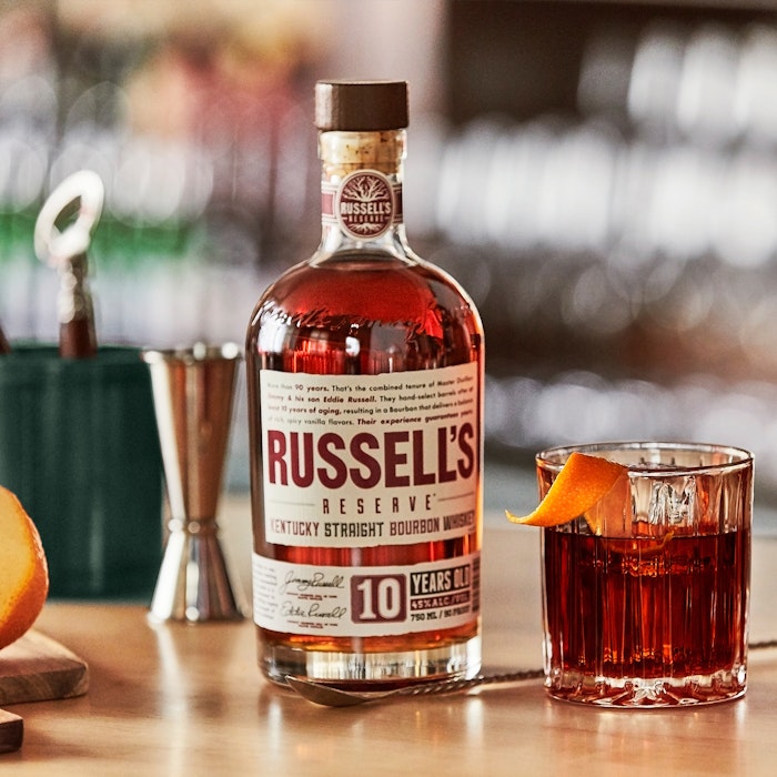 https://www.datocms-assets.com/53554/1652436473-wild-turkey-russell-s-reserve-10-anni_01.jpg?auto=format&h=700