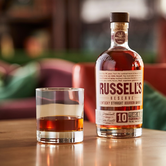 https://www.datocms-assets.com/53554/1652436477-wild-turkey-russell-s-reserve-10-anni_02.jpg?auto=format&h=700