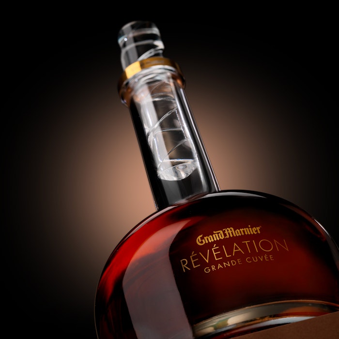 https://www.datocms-assets.com/53554/1652776200-grand-marnier-revelation-grande-cuvee_02.jpg?auto=format&h=700