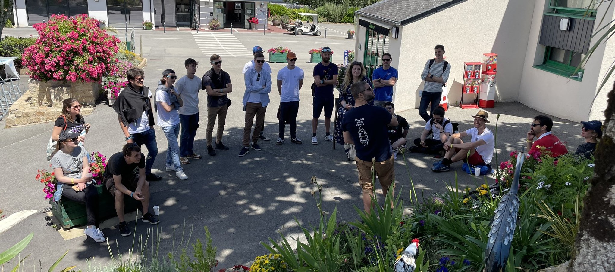 Les participants étaient debout en demi-cercle autour de moi