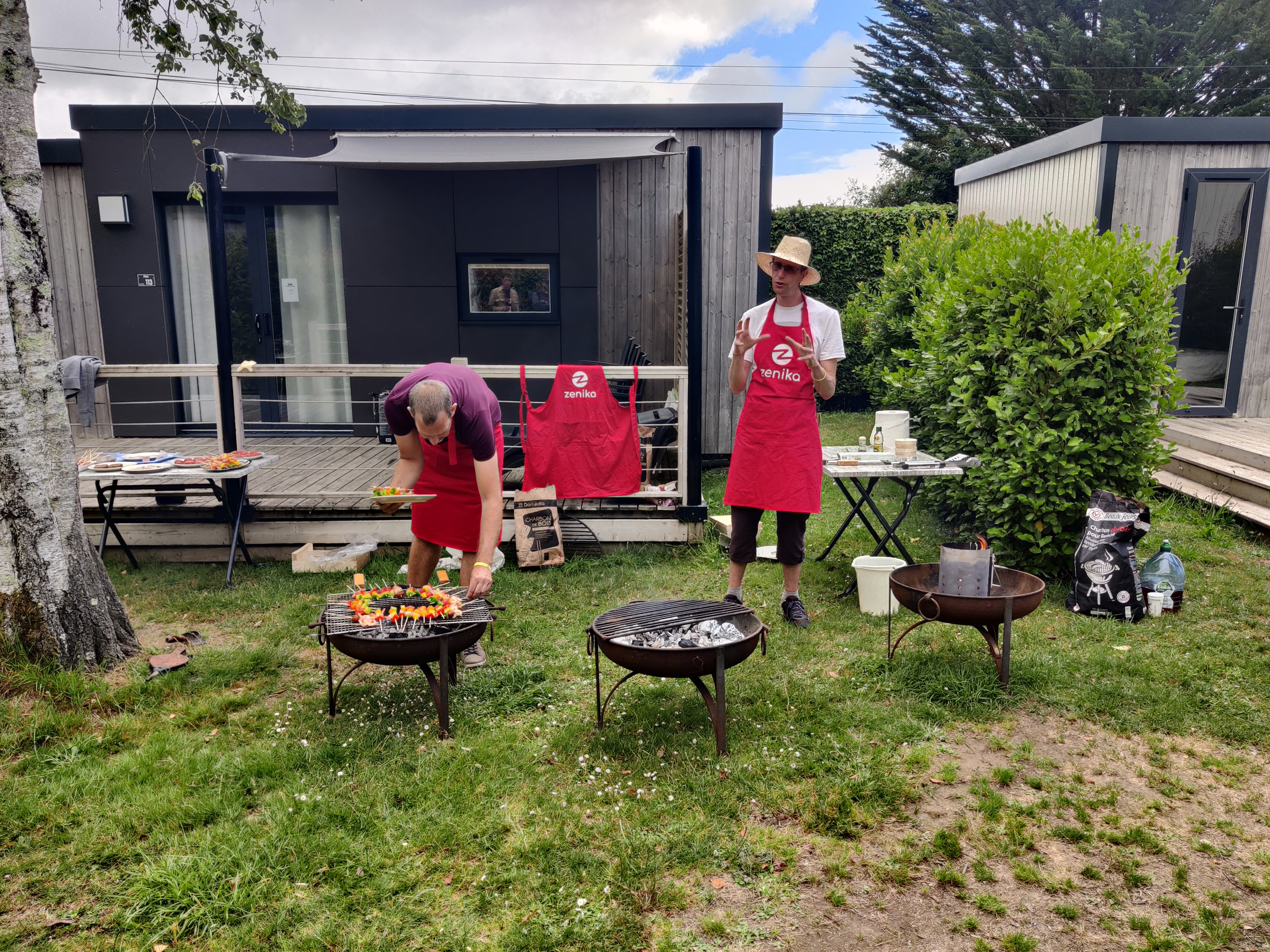 Grégory et Guillaume s'occupent du barbecue