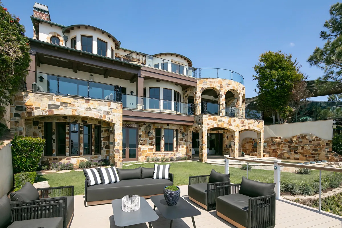 Welcome to your large group retreat in Newport Beach