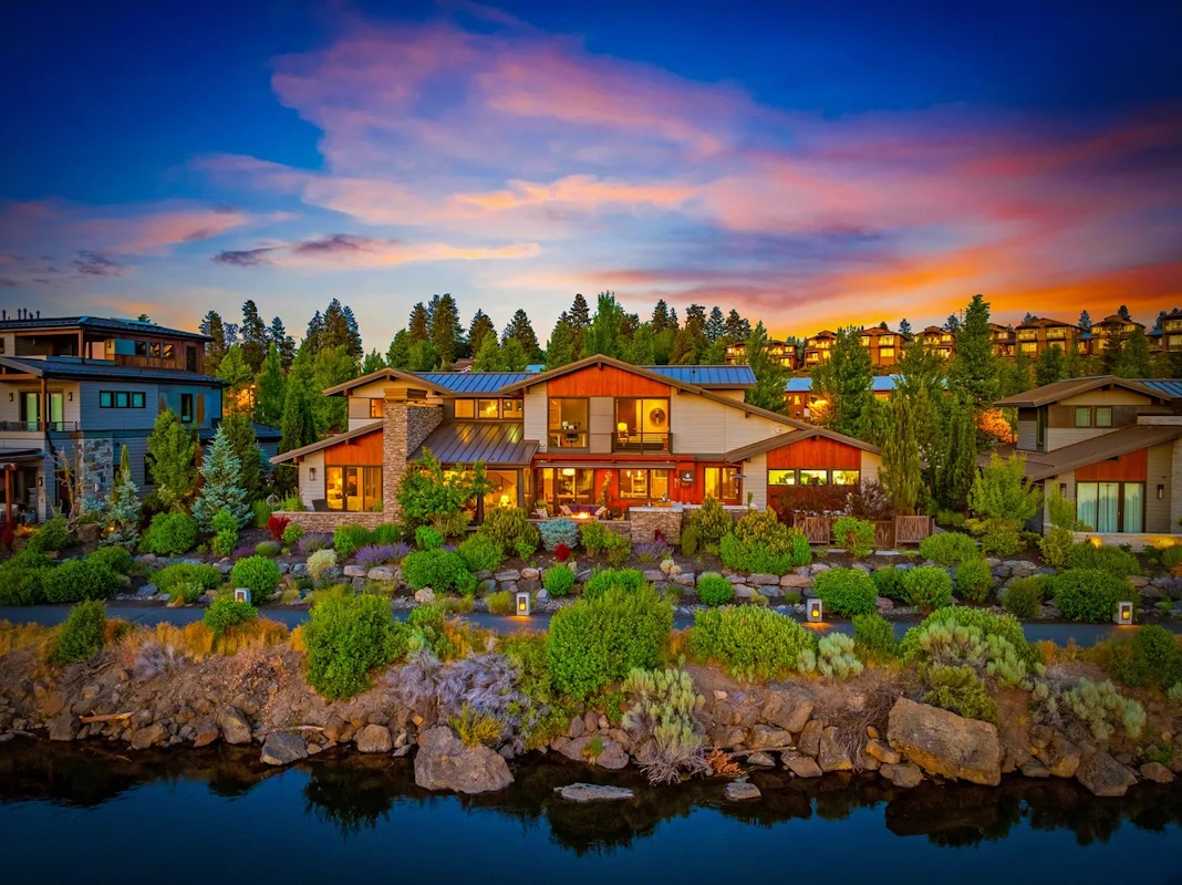 Discover more lakeside charm in Oregon