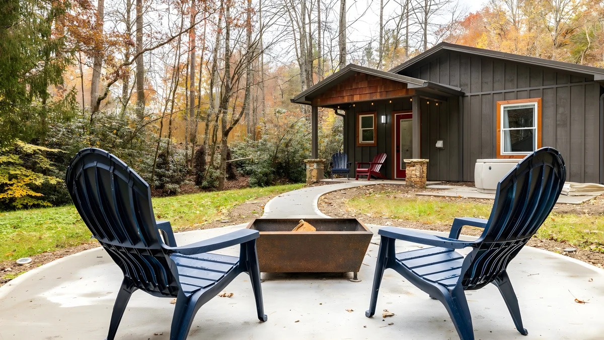 Welcome to relaxing hot tub escapes in Brevard