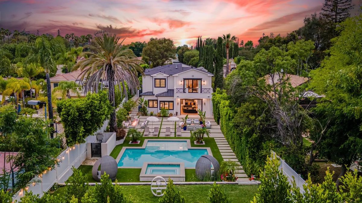 Welcome to Tarzana, Los Angeles