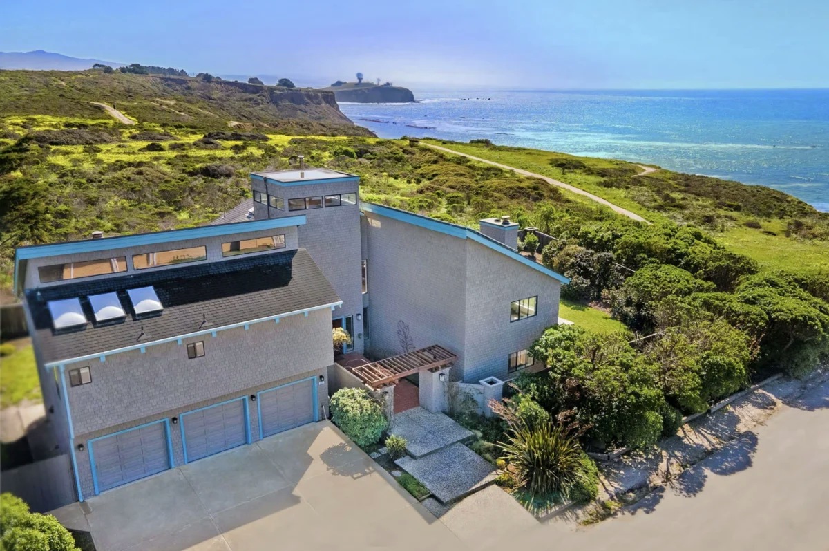 Welcome to your large group retreat in Moss Beach