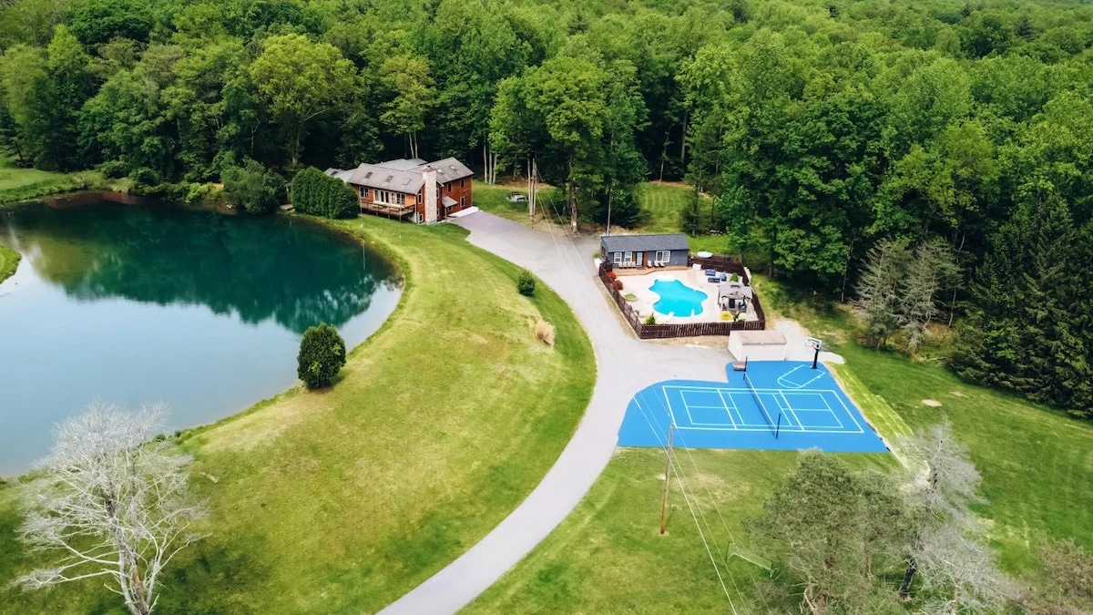 Welcome to pet-friendly Albrightsville