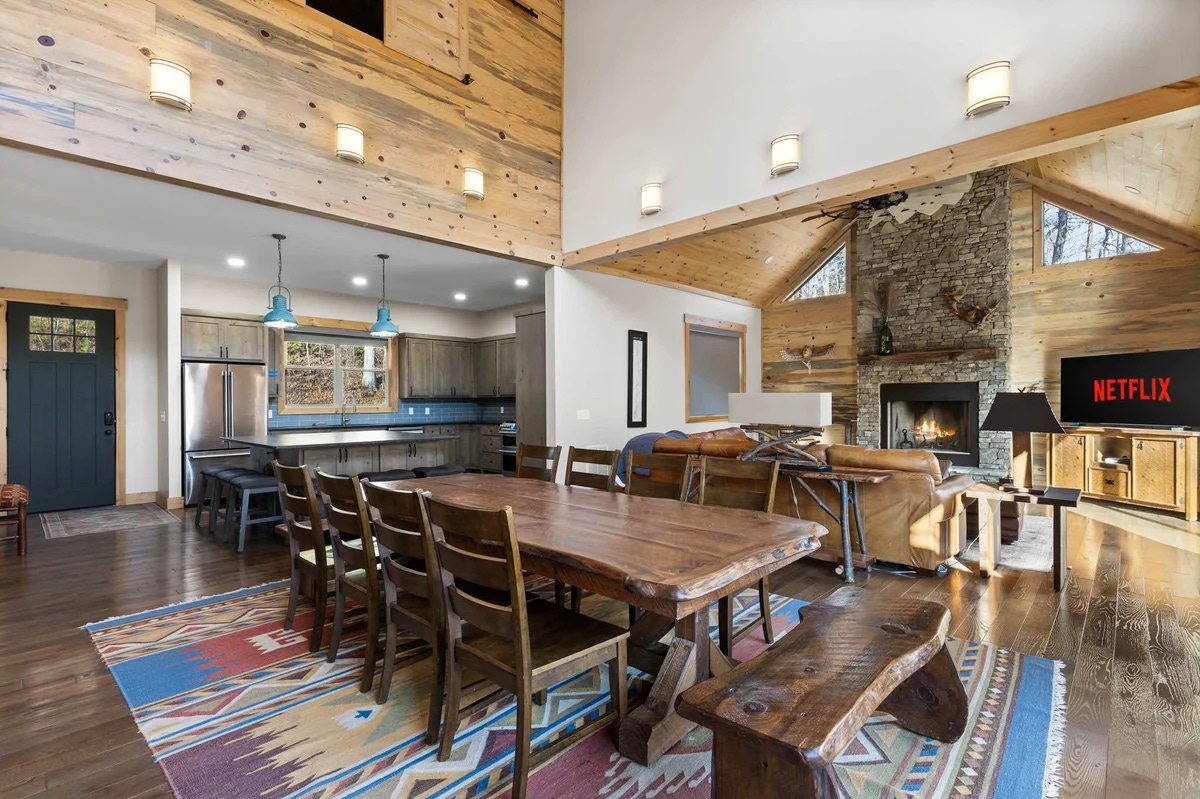 Welcome to relaxing hot tub escapes in Cherry Log