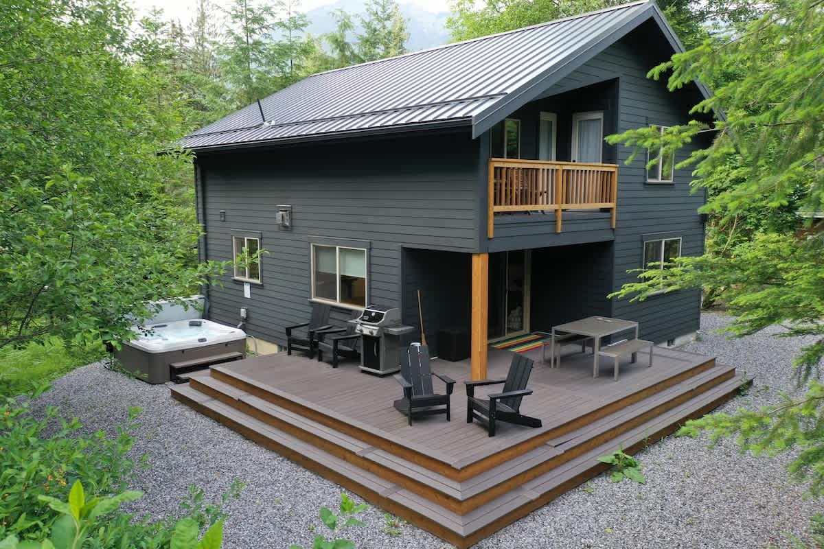 Welcome to relaxing hot tub escapes in Glacier