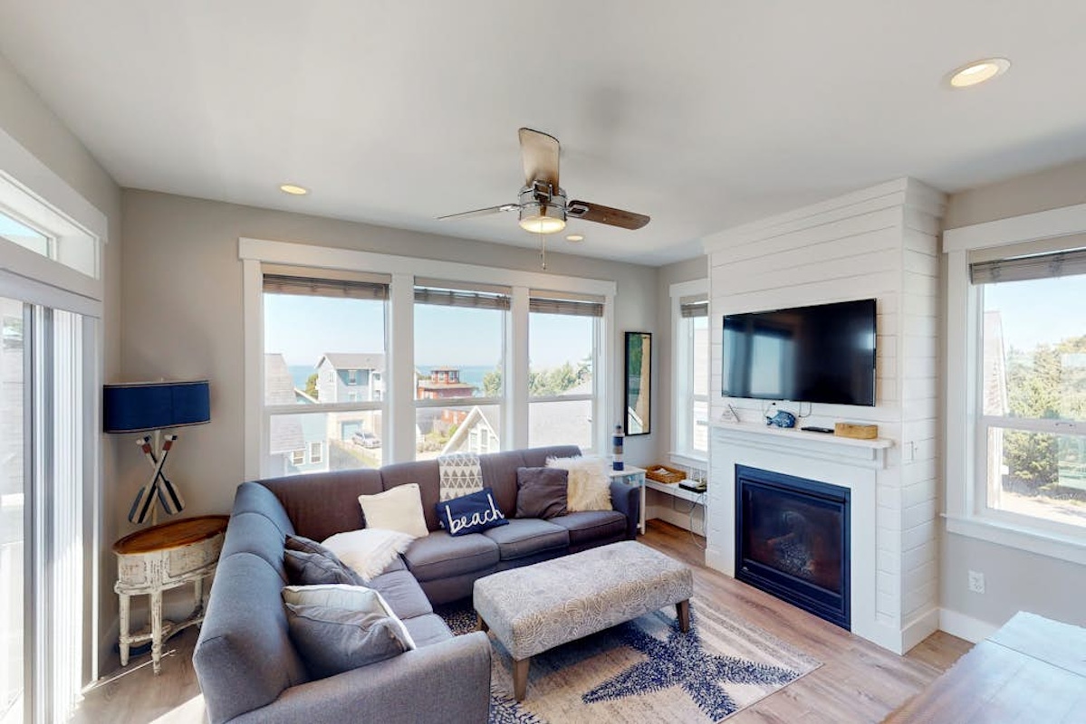 Welcome to private poolside luxury in Lincoln City