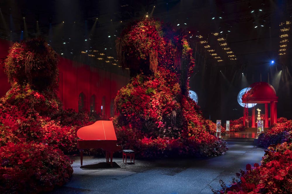 Entrance area view of the piano, flower scultpure and the dome