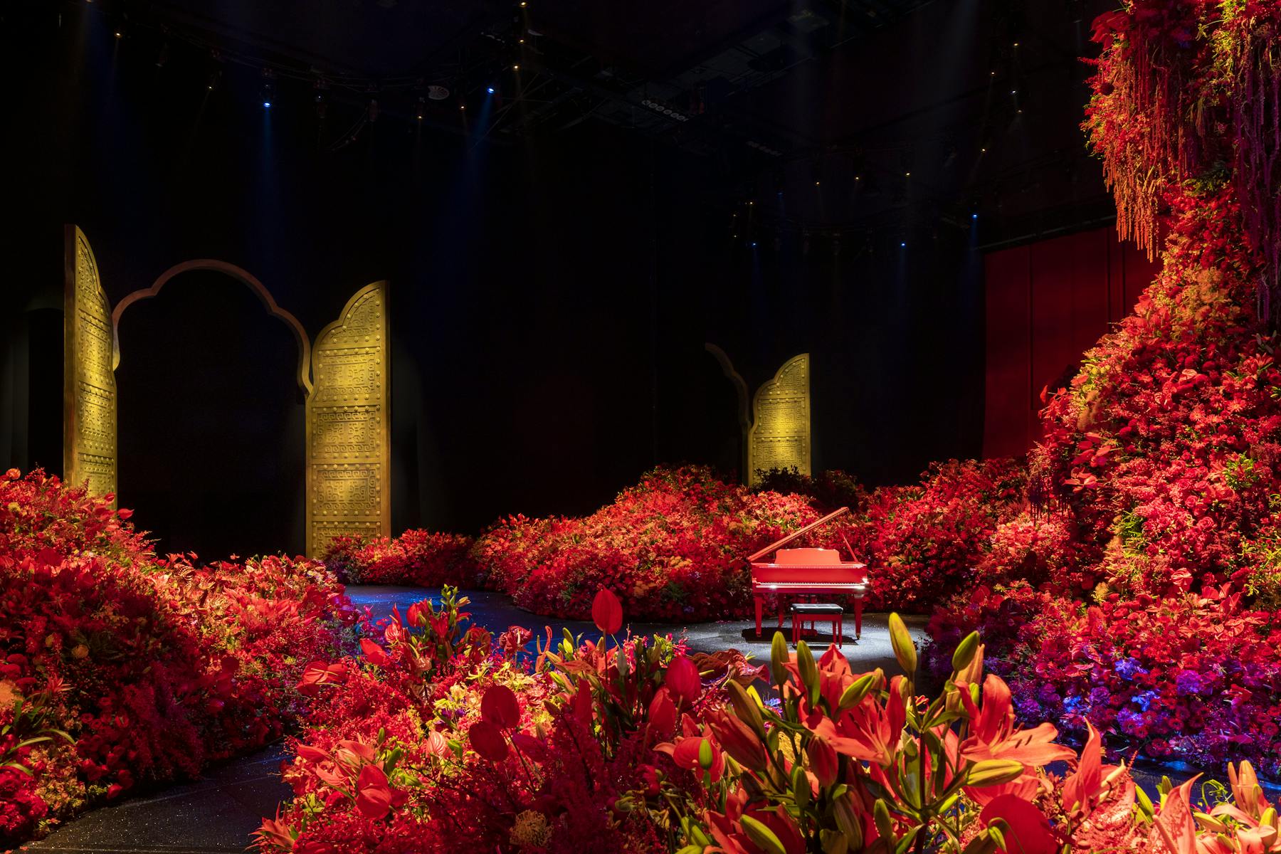 Entrance with piano and flowers