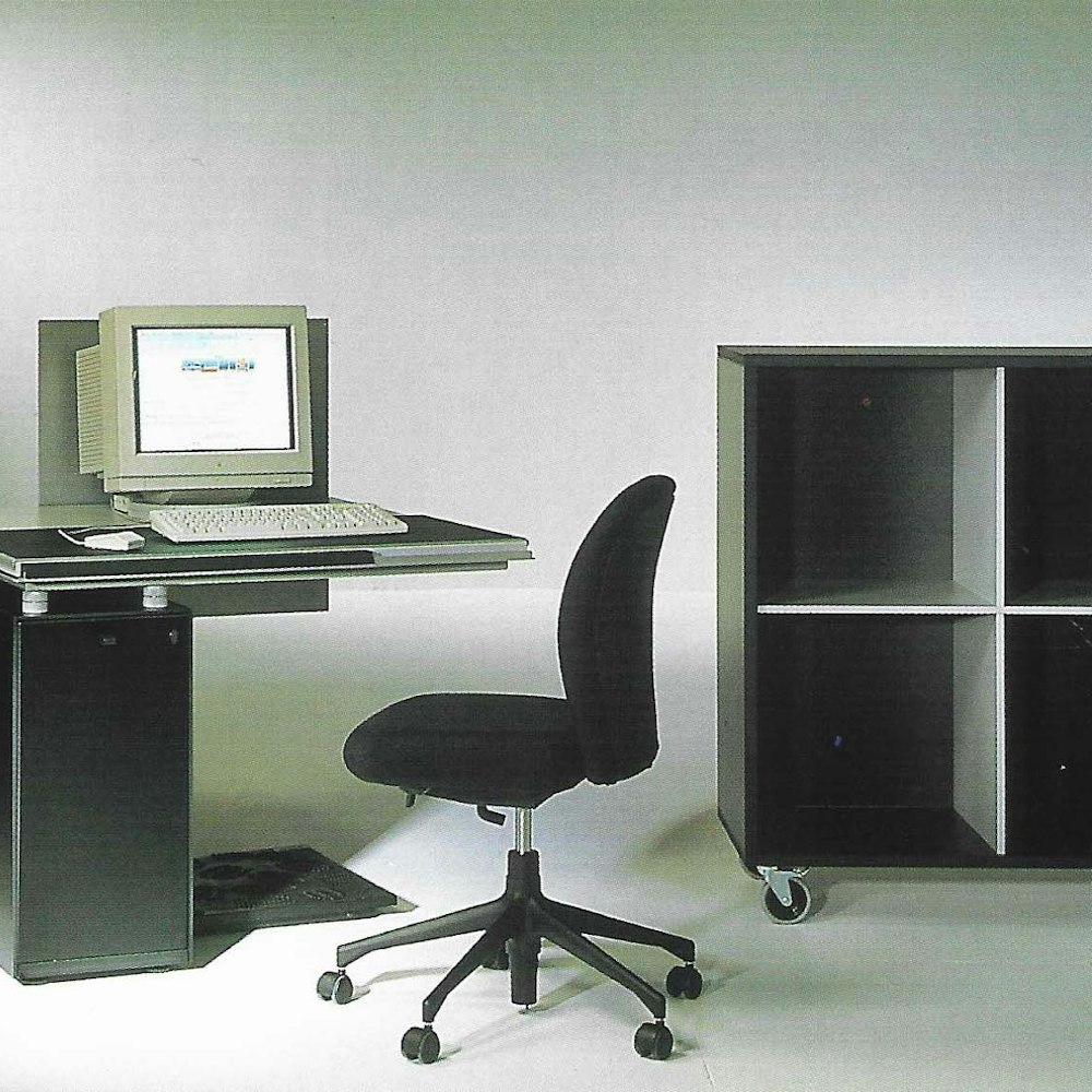 Desk M2/M. Design Bulo, 100 x 100 cm © Bart Van Leuven