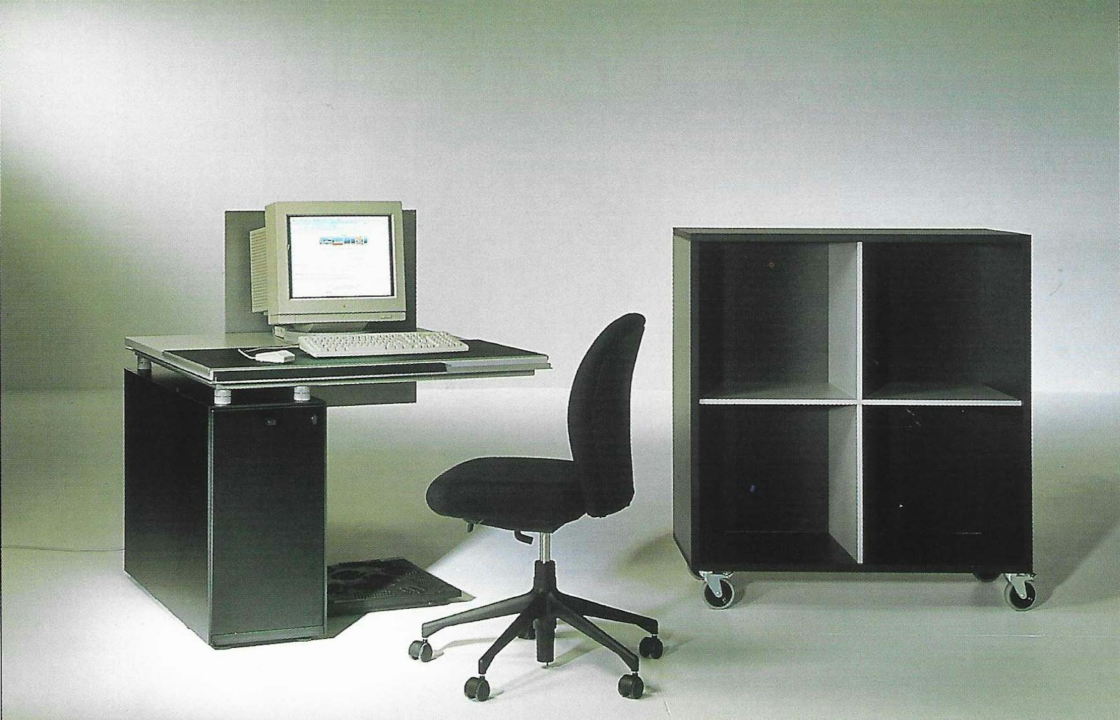 Desk M2/M. Design Bulo, 100 x 100 cm © Bart Van Leuven