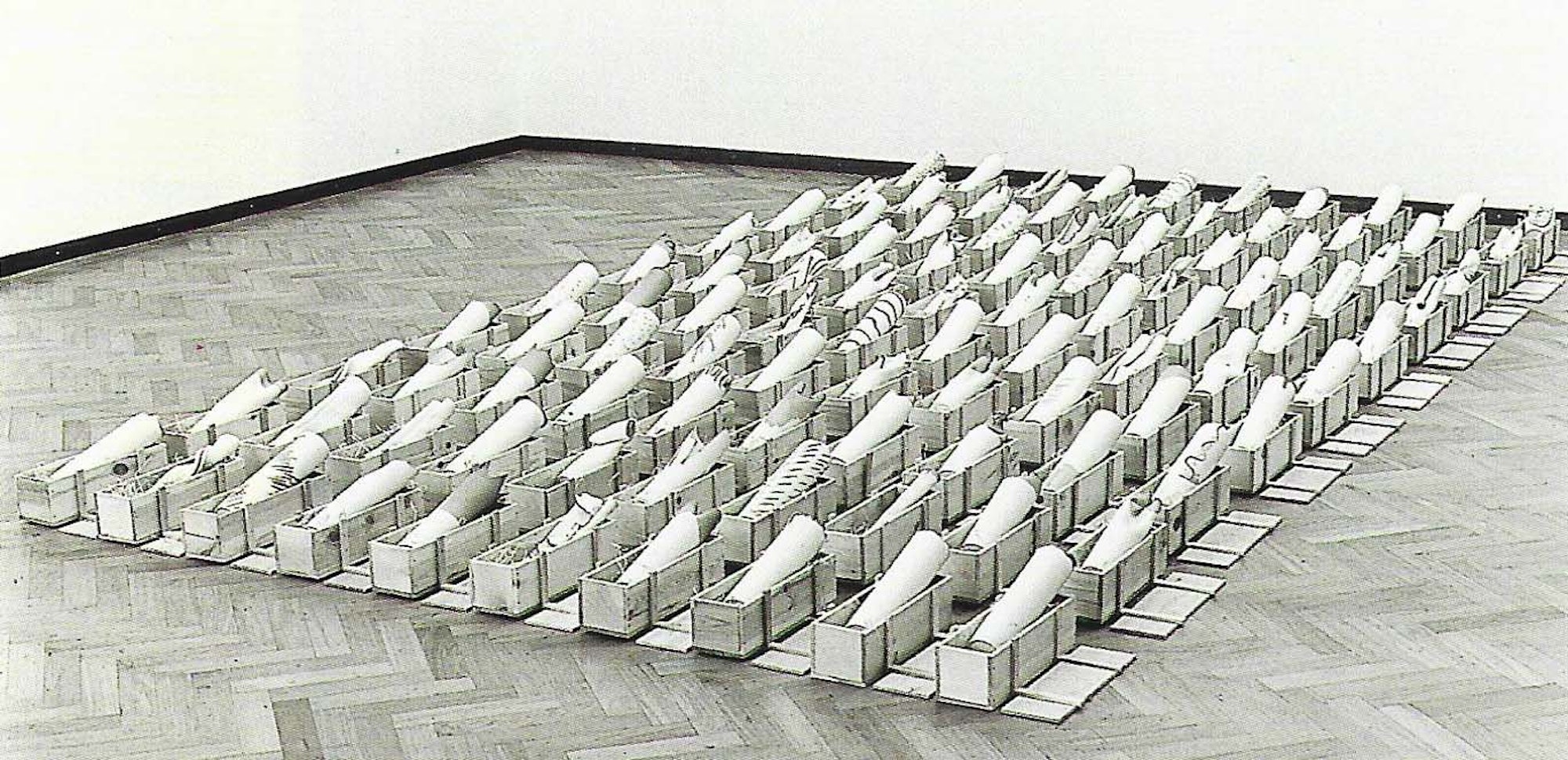 Vloerinstallatie '100 vazen in een kist', 1991. © Tom Haartsen