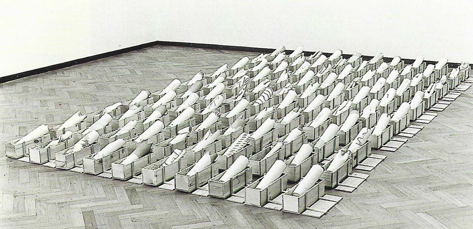 Vloerinstallatie '100 vazen in een kist', 1991. © Tom Haartsen