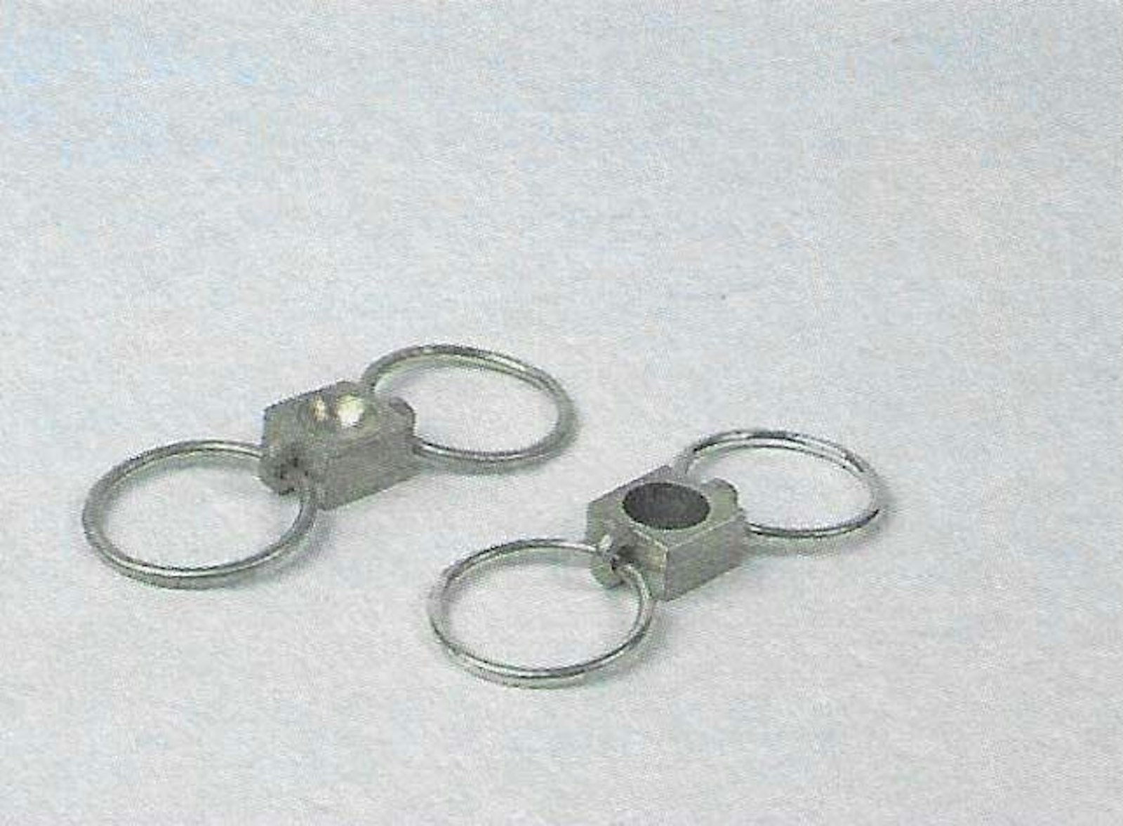 'Ring-vorm cirkel vierkant' 1997, (ring); zilver; 5,5 x 0,6 cm. © Johan Hespeel