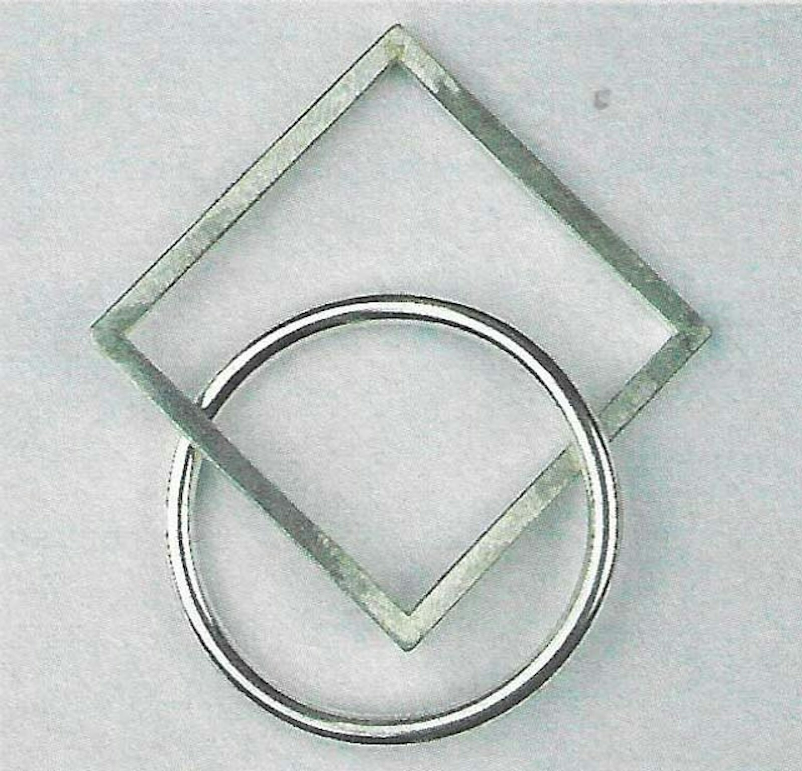 'Arm-vorm cirkel vierkant' 1996; zilver; 7,8 x 7,8 cm (vierkant), diam. 7,8 cm (cirkel). © Johan Hespeel