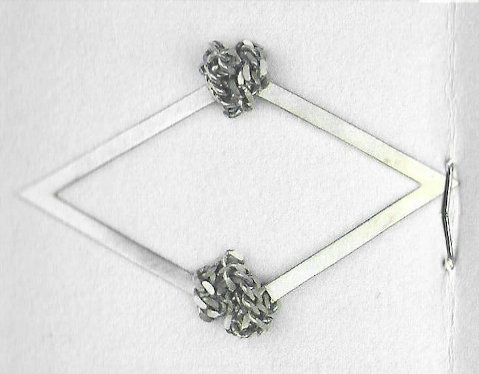 'Hals-vorm driehoek' 1999; zilver en 21 cm gourmetteketting. © Johan Hespeel