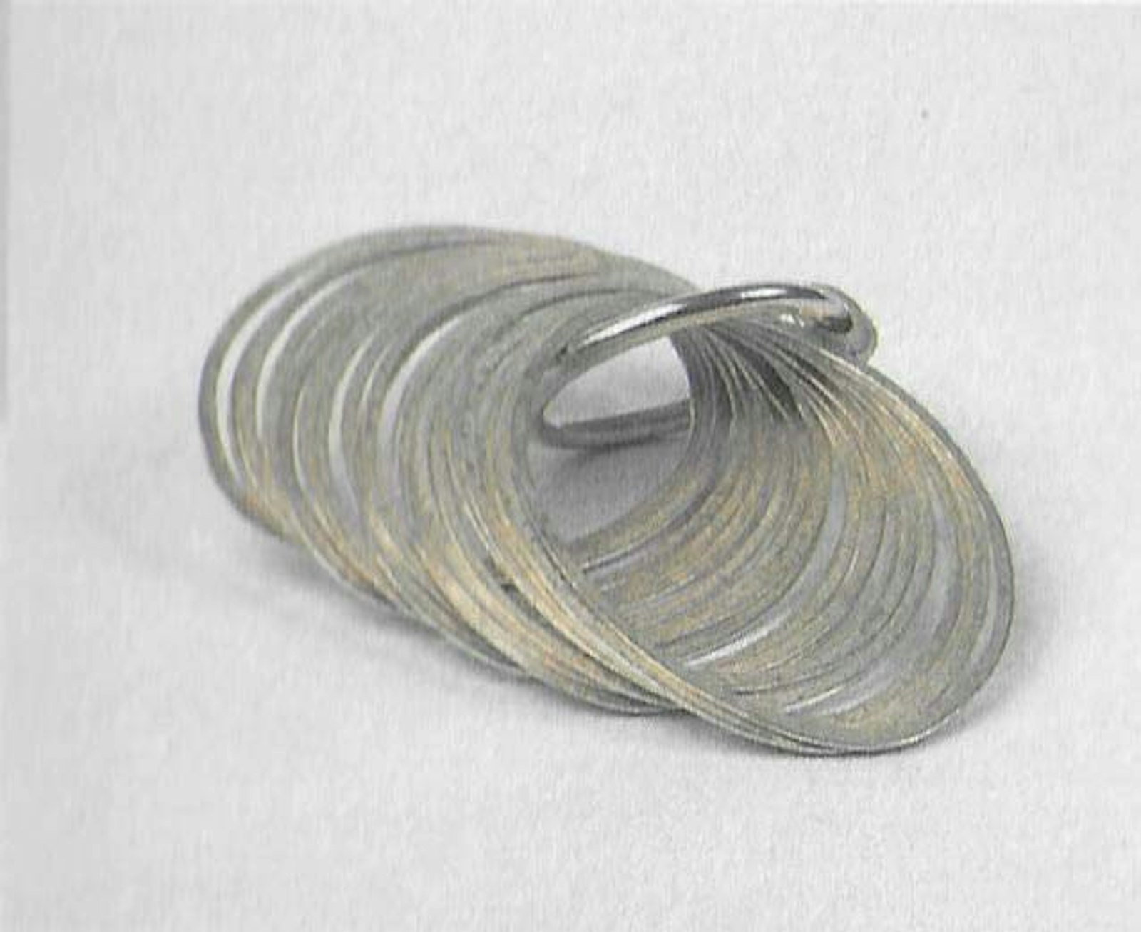 'Arm-vorm' 1998; zilver; walstechniek; 9 x 7 (21 ovalen) en 1 cirkel. © Johan Hespeel