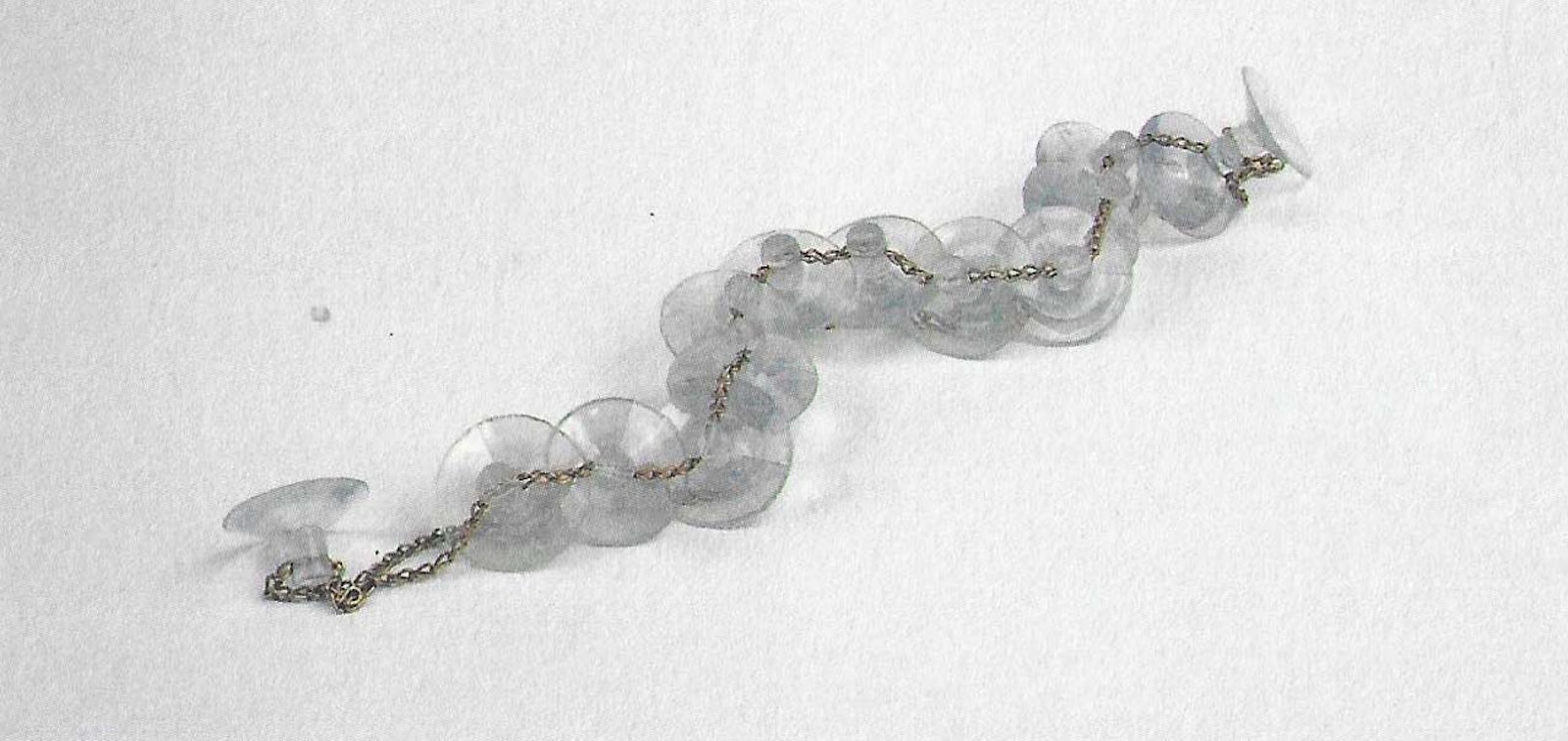 'Plastieke ketting' 1999, halsketting; plastic en koperen ketting; assemblagetechniek. © Johan Hespeel