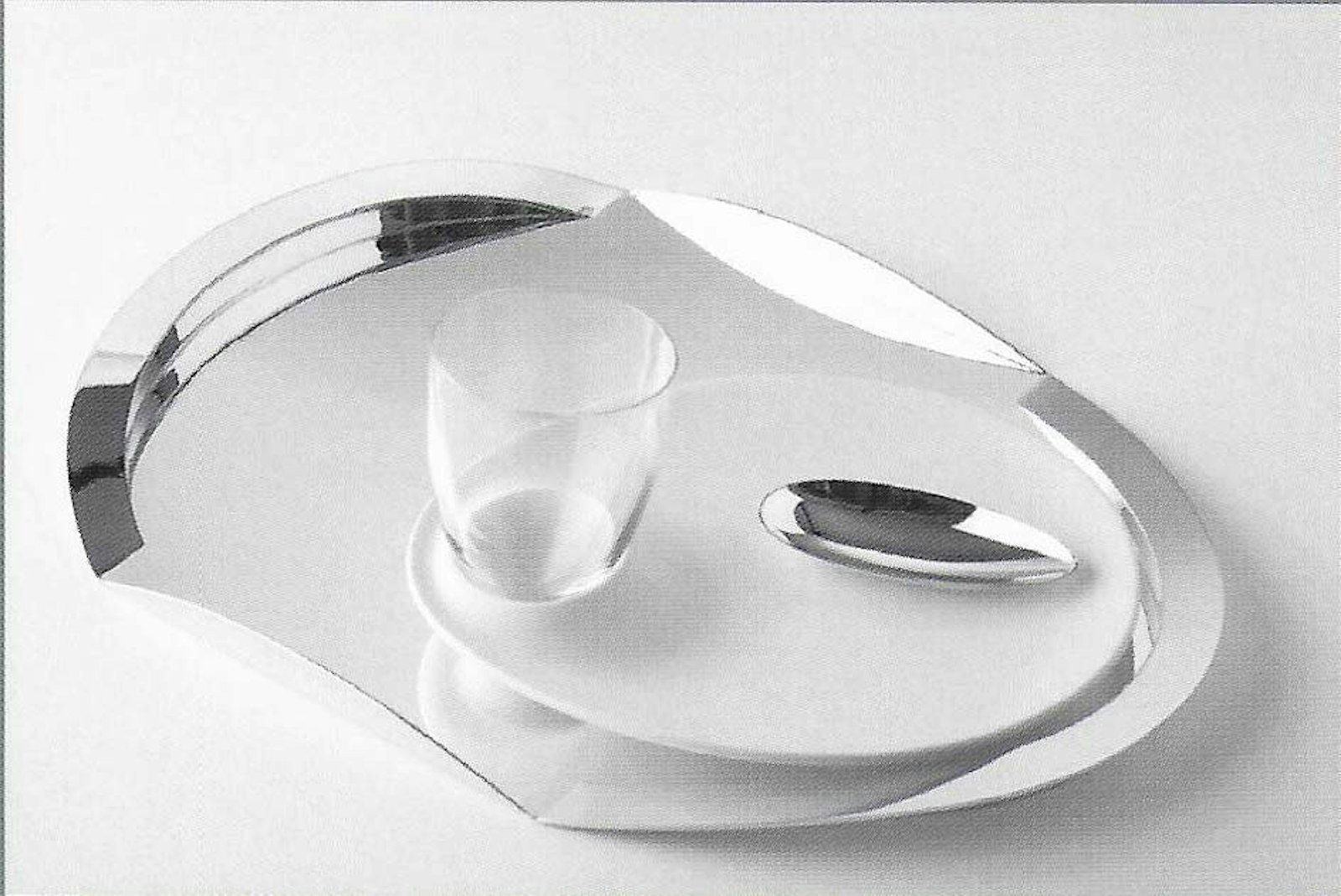 Più, for Duni, prototype service for Business Class [2004]; silver [925] and a lacquered resin, hand-forged and rapid prototyping. version in production: steel and porcelain