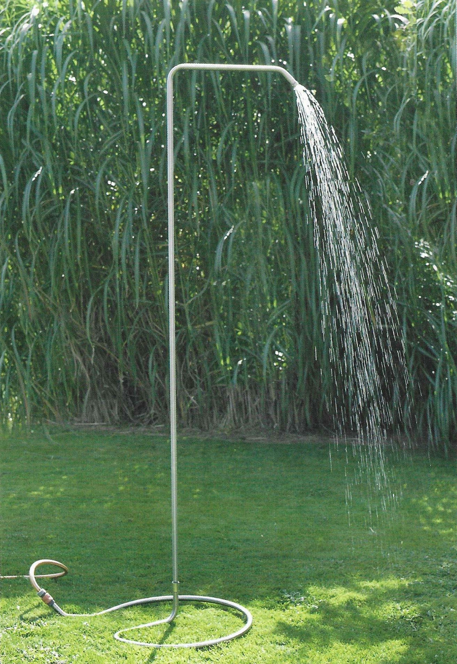 'Serpentine', 'plug and spray' tuindouche, Tom De Vrieze (TOVdesign) voor Extremis, 210 x 60,1 x 98,2 cm, roestvrij staal, traditionele rol-, plooi- en laswerken