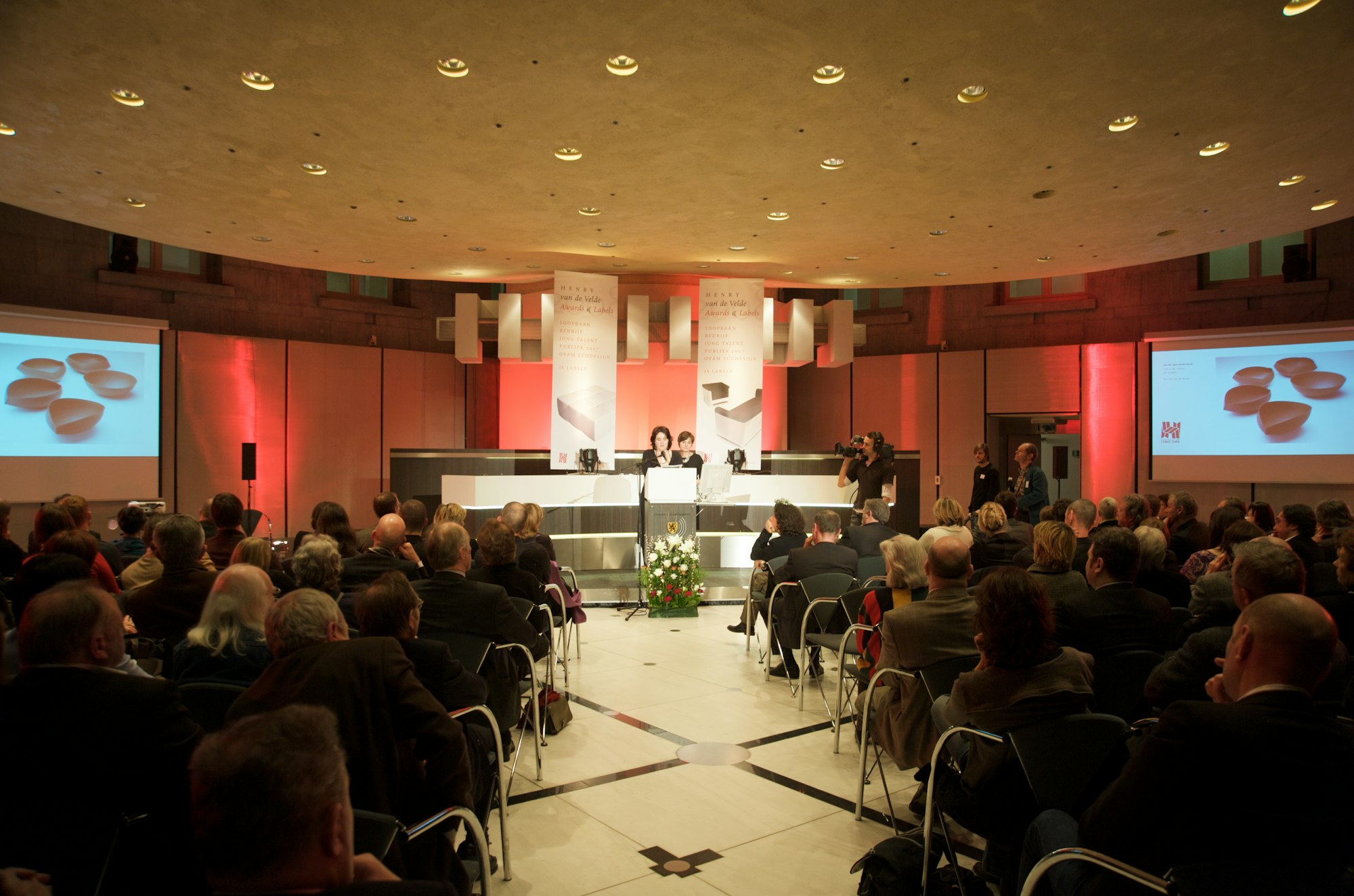 Bie Luyssaert spreekt het publiek toe tijdens de uitreiking in het Vlaams Parlement (2008) © Michael De Lausnay