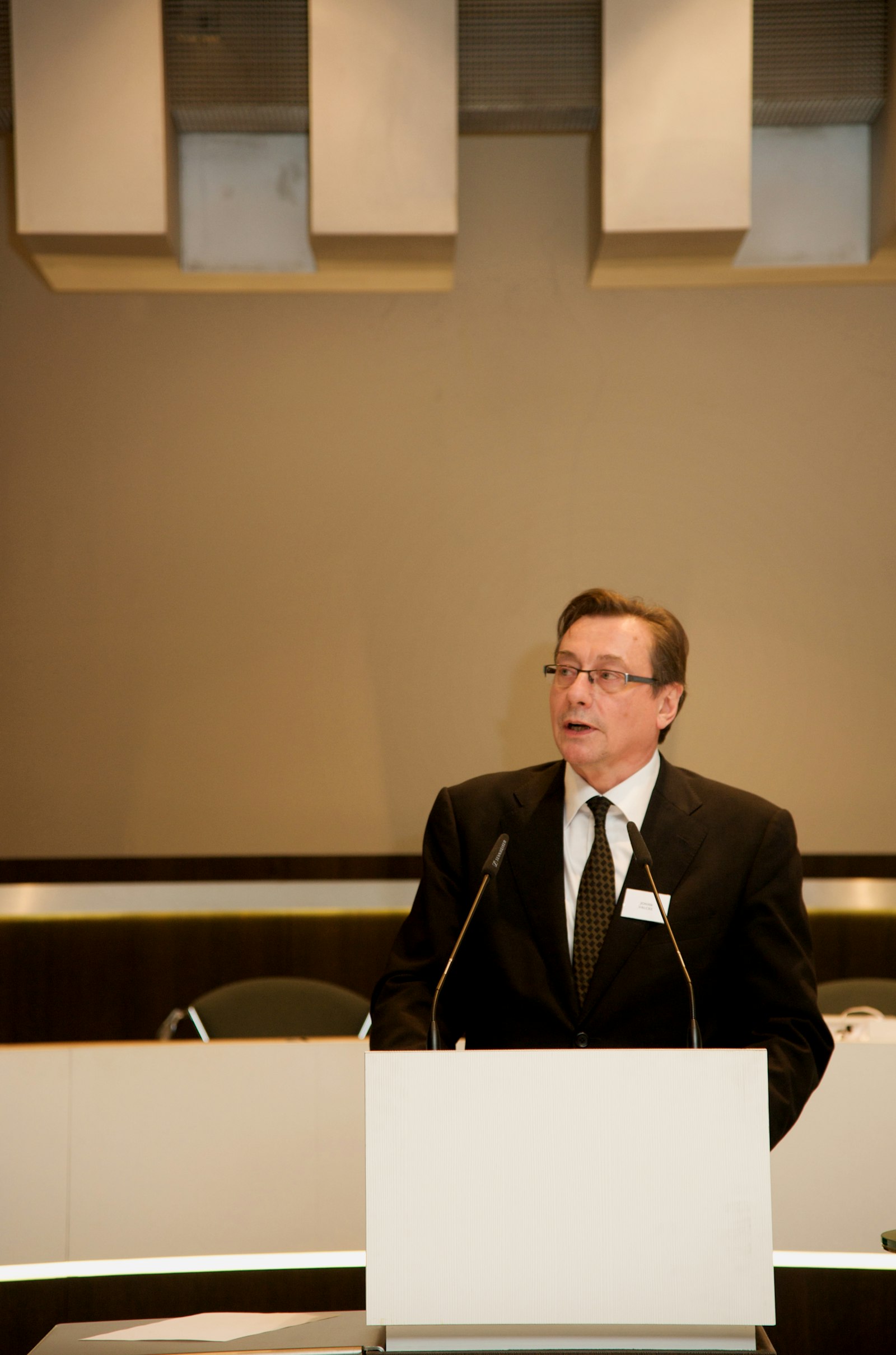 Johan Valcke (voormalig directeur Design Vlaanderen) spreekt het publiek toe (2010)