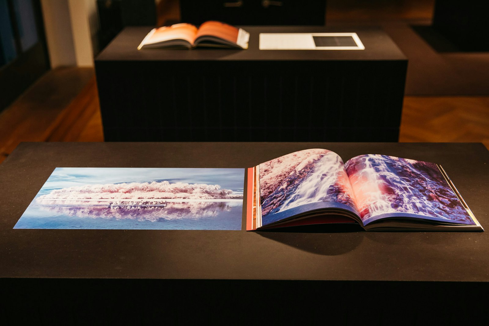 Het boek The Island of the Colorblind, met foto's van Sanne De Wilde en vormgeving door Tim Bisschop