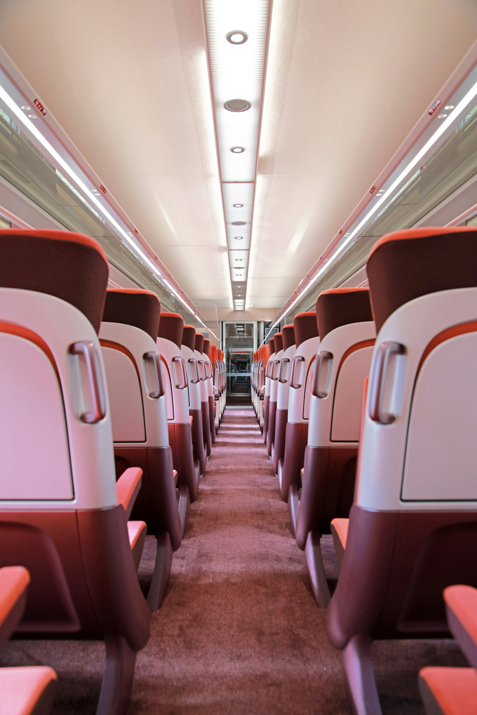 Interior renovation Thalys Ruby © Maxime Dufour